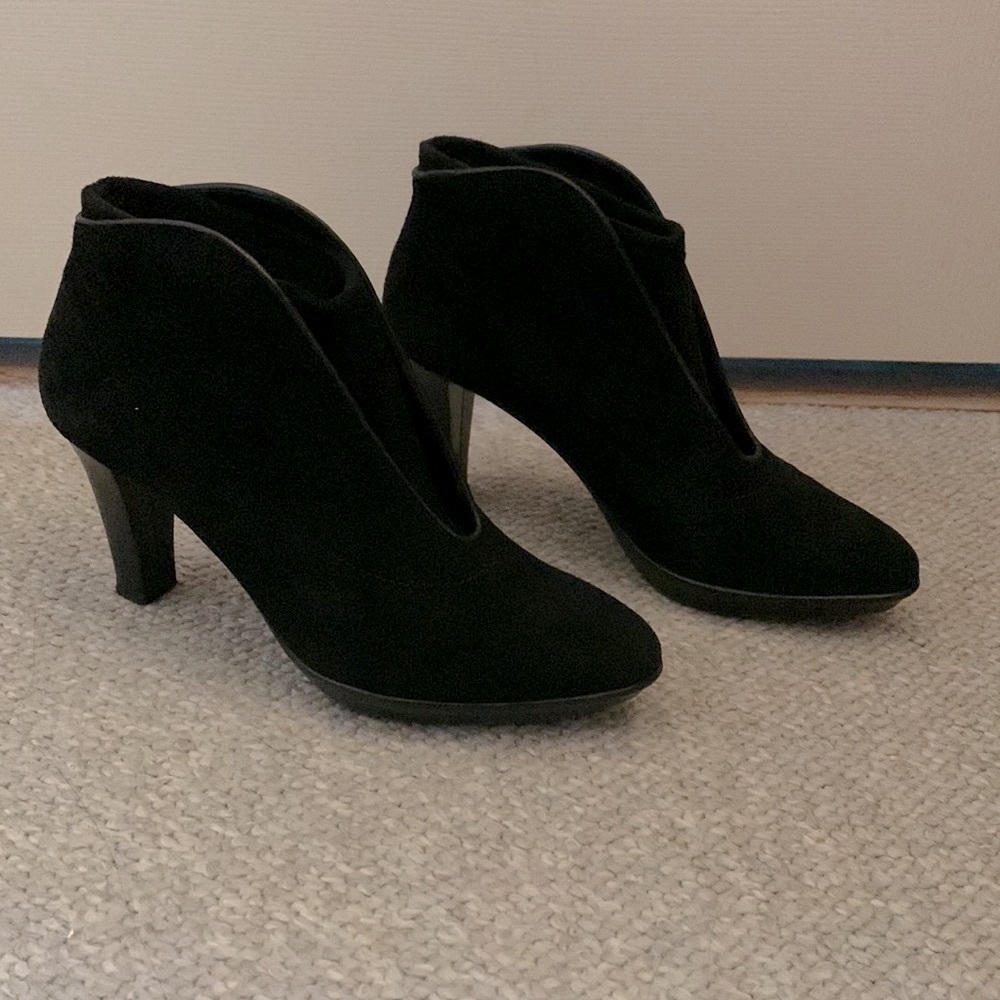 Aquatalia Black Suede Ankle Booties- great condition